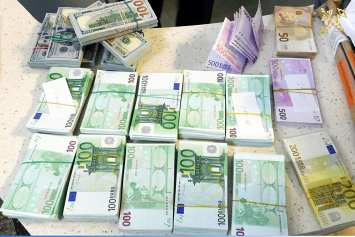 Рекордную сумму валюты - 270 тысяч долларов - изъяли брестские таможенники у россиянина