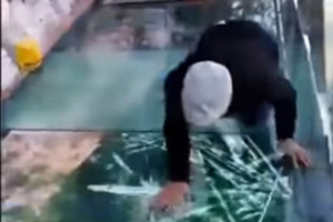 Видеофакт: в Китае стеклянный мост, находящийся на высоте 1180 метров, начал «трескаться» под ногами туристов