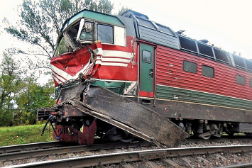 В Барановичском районе поезд столкнулся с грузовиком, груженным свеклой