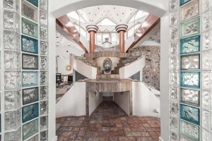 Как выглядит самый уродливый дом в США, который построил сутенер