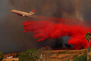 Число погибших от природных пожаров в Калифорнии увеличилось до 23 (ВИДЕО)