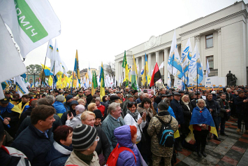 В Киеве несколько тысяч человек вышли на митинг у Верховной Рады