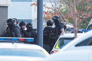 В британском городе Нанитон мужчина захватил заложников (видео)