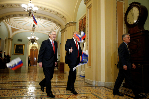 Трампа забросали российскими флагами в здании конгресса США