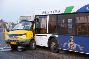 В Рогачеве столкнулись маршрутка и автобус: есть пострадавшие