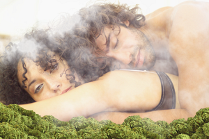 Ученые раскрыли необычную связь между сексом и марихуаной