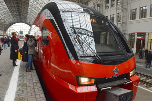 Двухэтажный электропоезд, выпущенный на совместном белорусско-швейцарском предприятии ЗАО «Штадлер Минск», совершил первый рейс в Москве