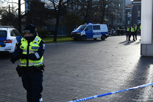 В центре Таллина полиция застрелила размахивавшего ножами мужчину 