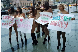 Фотофакт: активистки разделись в поддержку продюсера Вайнштейна у посольства США в Москве