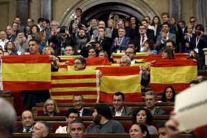 Испанский суд арестовал восемь членов правительства Каталонии