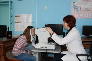 Мобильная бригада офтальмологов проверяет зрение у детей на Могилевщине