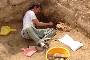 Житель Антальи нашел в своем саду древнюю гробницу