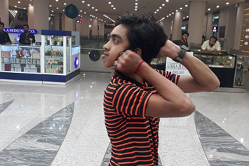 Человек-сова: мальчик из Пакистана научился поворачивать голову на 180 градусов за спину (жуткое видео)