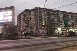 Из поврежденного взрывом дома в Ижевске эвакуировано около 500 человек