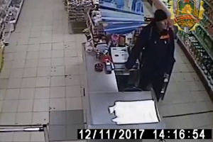 Видеофакт: борисовчанин залез в кассу магазина прямо под камерой видеонаблюдения
