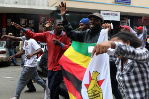 В столице Зимбабве прошел многотысячный марш за отставку президента