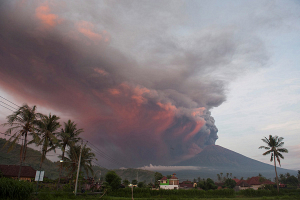 Авиакомпании отменяют рейсы на Бали из-за извержения вулкана