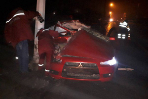 В Орше Mitsubishi Lancer врезался в столб. Пассажирка получила травму позвоночника
