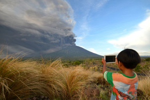 На Бали туристы едут к проснувшемуся вулкану за фото