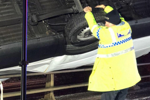 Полицейский голыми руками держал грузовик, падающий с моста