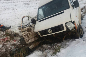 В Дзержинском районе микроавтобус на всесезонной резине опрокинулся в кювет: один человек погиб, второй — в больнице