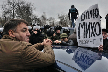 Сторонники Саакашвили подрались у здания СБУ с полицией
