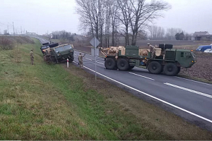 Видеофакт: американская военная техника застряла на дороге в Польше‍