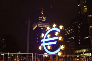 Евро и российский рубль на торгах 14 декабря подорожали, а доллар подешевел