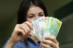 Белорусский рубль на торгах 15 декабря укрепился к трем основным валютам
