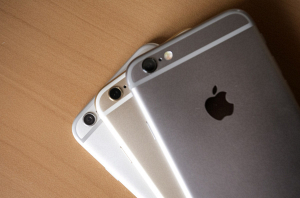 В Apple решили замедлять старые айфоны, для продления работы батареи