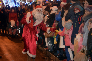 Во время шествия Дедов Морозов потерялись трое детей