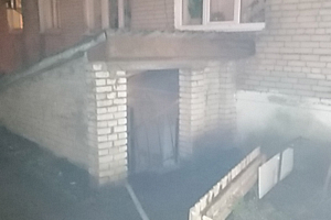 В Логойске горел многоквартирный дом. Предположительно — по вине бомжа