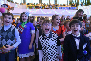 Лукашенко пришел на новогодний праздник к детям