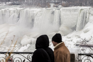 Замерзающий Ниагарский водопад вновь стал хитом соцсетей