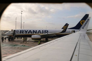 В Малаге пассажир самолета не выдержал ожидания и вышел на крыло