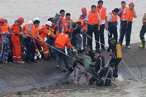 После столкновения судов у берегов Китая пропали десятки человек
