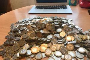 Фотофакт: семья Павла Сыроежкина и Саши Павловой собрала более 6 кг монет