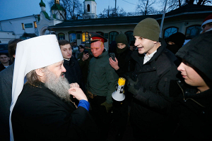 Украинские радикалы разблокировали въезд в пещеры Киево-Печерской лавры