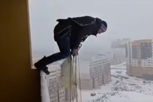 Прыжок с балкона, два безумных рекорда, самый полезный лайфхак… Лучшее видео недели