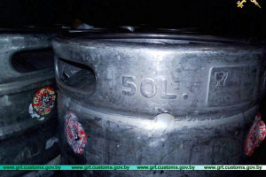 На границе с Литвой в «пустой» таре нашли полторы тысячи литров пива