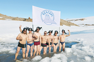 Палярнікі 10-й Беларускай антарктычнай экспедыцыі акунуліся ў Вадохрышча ў палонку прэснаводнага возера прама ў Антарктыдзе