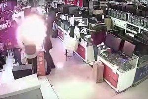 Покупатель в магазине укусил iPhone — и тот взорвался (видео)