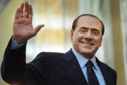 Берлускони спешит на помощь всем