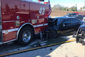 В США Tesla на автопилоте на скорости 105 км/ч врезалась в пожарную машину