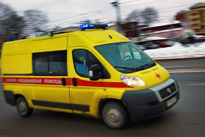 В Москве автобус врезался в бордюр, 12 человек пострадали