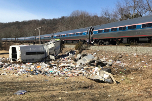 Поезд с конгрессменами-республиканцами столкнулся с мусоровозом в США