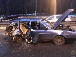 В ДТП на выезде из Минска девушку зажало в покореженном автомобиле