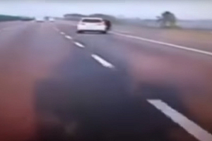 Китаянка выпрыгнула из мчащейся на полном ходу машины (видео)