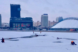 Двое мужчин решили срезать путь и провалились под лед на Свислочи в Минске