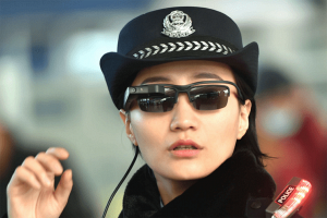В Китае полицейские задержали более 30 человек благодаря «умным» очкам